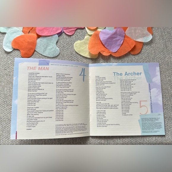 Taylor Swift signed Lover booklet with ME! cd - Picture 4 of 13